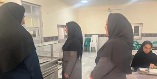 بازدید رئیس آموزشکده ملی مهارت دختران بوشهر از سلف‌سرویس و خوابگاه؛ بررسی مشکلات و شنیدن نظرات دانشجویان 4