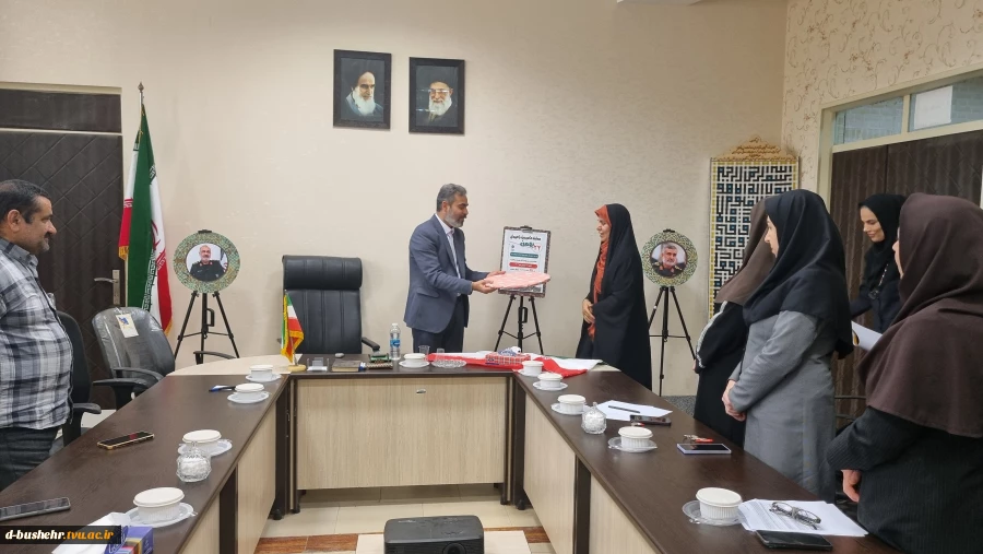 رونمایی از پوستر راهپیمایی ۲۲ بهمن و برگزاری نمایشگاه عکس شهدای جنگ ۱۲ روزه در نشست بصیرتی بوشهر 5